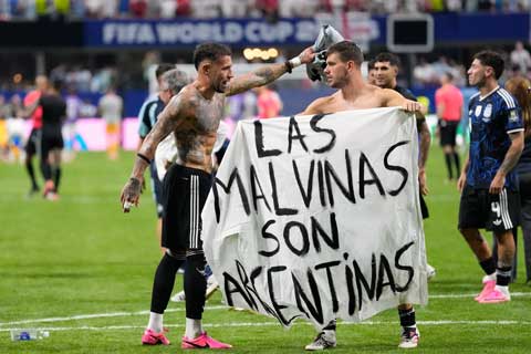 Tấm băng rôn gây tranh cãi của cầu thủ Argentina khiến fan Anh tức giận - Ảnh: The Sun