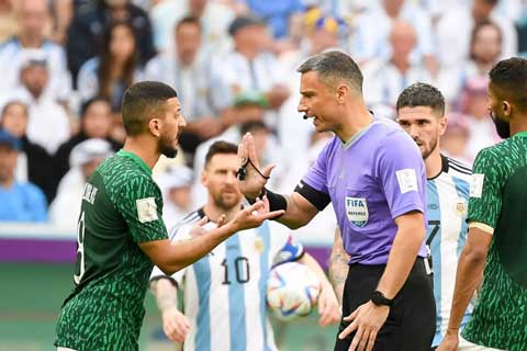 Vincic từng cầm còi ở trận đấu giữa Argentina và Saudi Arabia tại World Cup 2022 - Ảnh: Getty Images