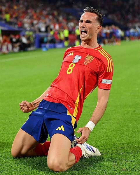 Ruiz đóng vai trò rất quan trọng ở tuyến giữa của La Roja