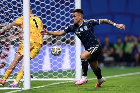 Tiền đạo Lautaro Martinez của ĐT Argentina ghi bàn thắng muộn vào lưới của Anh ở vòng bán kết
