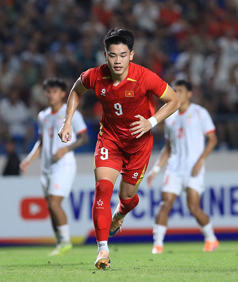 Đình Bắc ghi bàn ấn định chiến thắng 4-0 cho Việt Nam trước Myanmar - Ảnh: Đức Cường