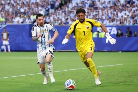 Thủ môn Vozinha (phải) đã cùng Cape Verde viết cổ tích ở World Cup 2026