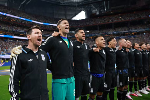 Dù nhỏ bé song Messi luôn khiến người khác phải ngước nhìn