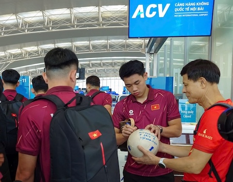 Đình Bắc được xin chữ ký. Ảnh: VFF