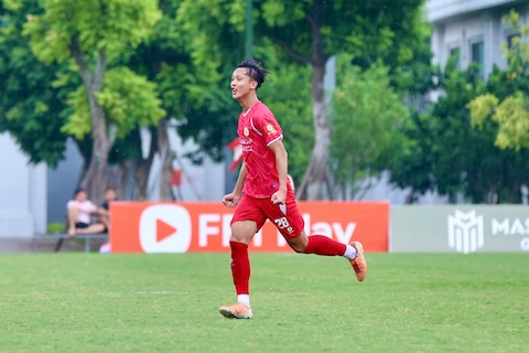 Niềm vui của Khải Bình khi có 2 bàn thắng cho CAHN. Ảnh: VFF