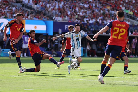 Messi và các đồng đội tắt điện hoàn toàn trước Tây Ban Nha