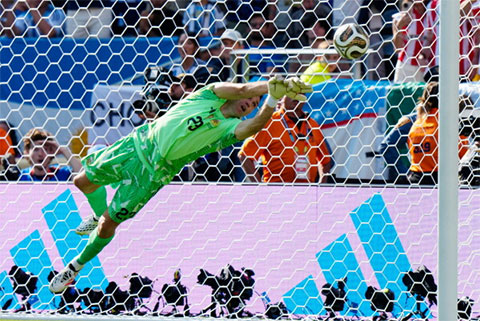 Emiliano Martinez đã có nhiều pha cứu thua xuất sắc trước Tây Ban Nha
