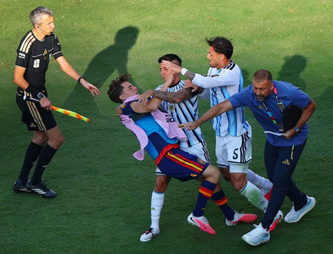 Gavi bị hai cầu thủ Argentina "đánh hội đồng"