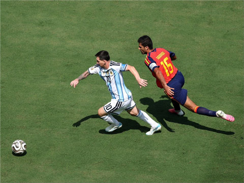 Rodri trong một tình huống ngăn chặn Messi
