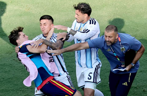 Thất bại khiến bầu không khí bên phía Argentina trở nên hỗn loạn. Ngay sau tiếng còi mãn cuộc, tiền vệ Leandro Paredes nhận thẻ đỏ trực tiếp vì đánh vào mặt Gavi trong lúc xô xát. HLV Lionel Scaloni cùng nhiều thành viên ban huấn luyện và cầu thủ hai đội cũng lao vào tranh cãi trong những phút đầy căng thẳng.