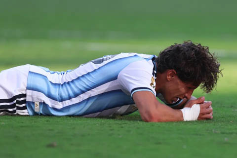 Tuy nhiên, cơn giận dữ nhanh chóng nhường chỗ cho nỗi thất vọng. Giuliano Simeone nằm úp mặt xuống sân cỏ, bật khóc không ngừng. Nahuel Molina kéo áo che kín khuôn mặt để giấu đi cảm xúc. Xung quanh họ, nhiều cầu thủ Argentina lặng người nhìn các cầu thủ Tây Ban Nha chuẩn bị bước lên bục nhận huy chương và nâng cao chiếc cúp vàng.