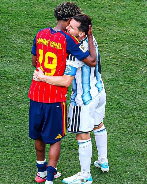 Hình ảnh gây xúc động nhất vẫn là Lionel Messi. Sau khi bắt tay chúc mừng tài năng trẻ Lamine Yamal, đội trưởng Argentina ngồi lặng trên thảm cỏ MetLife, nhiều lần đưa tay lau nước mắt. Anh tiếp tục rơi lệ khi chứng kiến Tây Ban Nha nâng cao chiếc cúp vô địch – chiếc cúp mà Argentina đã ở rất gần việc giữ lại thêm bốn năm nữa.