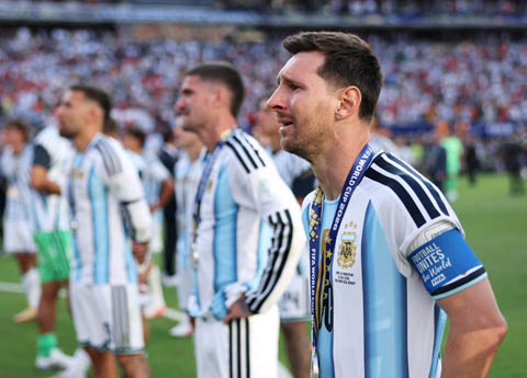 Đó có thể là khoảnh khắc khép lại sự nghiệp World Cup của một trong những cầu thủ vĩ đại nhất lịch sử. Sau chức vô địch năm 2022 và hành trình đầy cảm xúc tại World Cup 2026, Messi đã cống hiến tất cả cho màu áo Albiceleste. Nhưng lần này, anh không thể viết thêm một câu chuyện cổ tích.