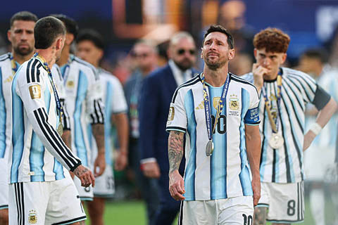 Khi Ferran Torres ghi bàn ở phút 106, Argentina không còn đủ sức để lật ngược tình thế. Họ rời sân trong nước mắt, còn Messi chỉ biết cúi đầu nhìn chiếc cúp vàng được trao cho thế hệ mới của bóng đá thế giới.