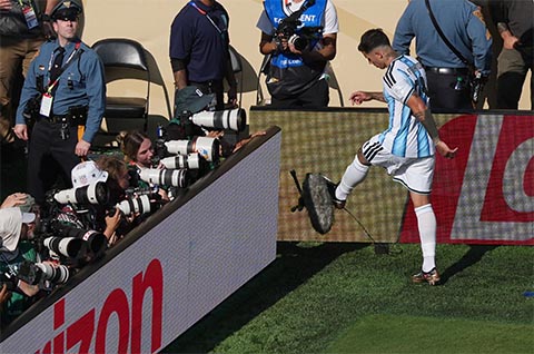 Anh tức giận, sút bay cơ hội bảo vệ vương miện củ Argentina