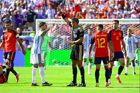 Enzo Fernandez phản ứng lại thẻ đỏ dành cho mình ở trận chung kết World Cup 2026 với Tây Ban Nha