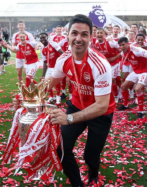 Arteta mang chức vô địch Ngoại hạng Anh về cho Arsenal sau hơn 20 năm chờ đợi, cũng là một HLV người Tây Ban Nha khác