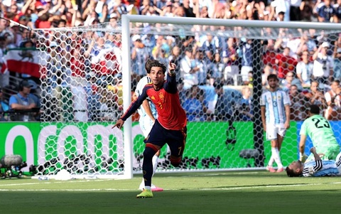 Khoảnh khắc tiền đạo Ferran Torres xé lưới ĐT Argentina ở hiệp phụ của trận chung kết