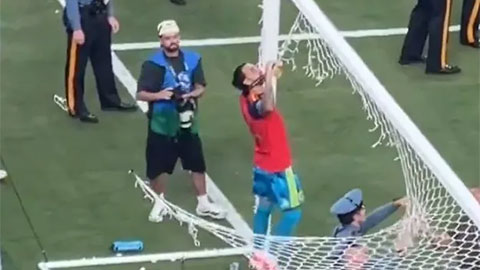Chiếc huy chương vàng World Cup trên cổ Raya bất ngờ mắc vào mắt lưới