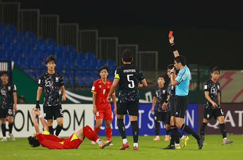 Đình Bắc nhận thẻ đỏ tại trận cuối cùng chơi cho U23 Việt Nam ở VCK U23 châu Á 2026 - Ảnh: AFC