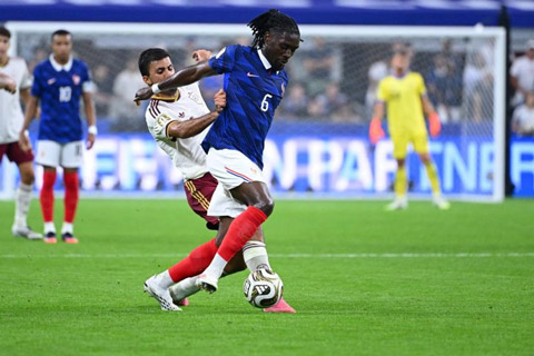 Kone tranh chấp bóng với Rodri ở trận bán kết World Cup 2026