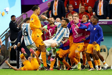 Paredes gây nên màn hỗn chiến dữ dội giữa các cầu thủ Argentina và Hà Lan tại tứ kết World Cup 2022