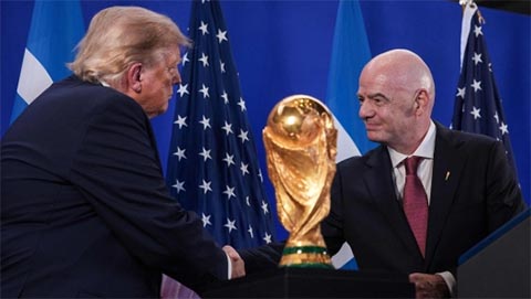Infantino quá thân thiết với Tổng thống Mỹ Donald Trump