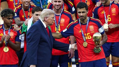Trong lễ trao cúp, Tổng thống Trump ở lại quá lâu, "chiếm sóng" của tân vương cũng khiến dự luận khó chấp nhận