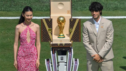 Nữ diễn viên Jung Ho Yeon và Carlos Alcaraz bên chiếc cúp vô địch FIFA World Cup 2026