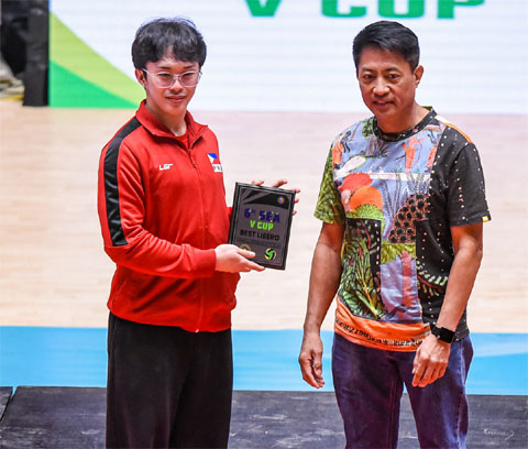 Josh Ybanez (trái) nhận danh hiệu "Libero xuất sắc nhất" chặng đầu SEA V.Cup 2026