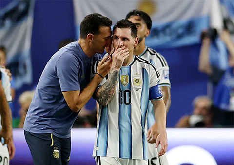HLV Scaloni phủ nhận việc Argentina có vấn đề trước trận chung kết