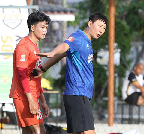 HLV Kim Sang Sik uốn nắn kỹ lưỡng các cầu thủ ĐT Việt Nam - Ảnh: VFF 