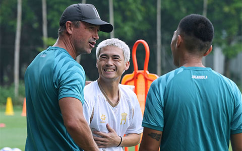 Bùi Ngọc Long ra mắt HLV Harry Kewell - Ảnh: HNFC