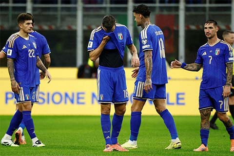 Các cầu thủ Italia chỉ biết cúi đầu sau khi lần thứ 3 liên tiếp lỡ vé đến VCK World Cup