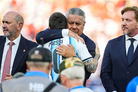 Ông Tapia vẫn xuất hiện trong lễ trao huy chương Bạc của Argentina