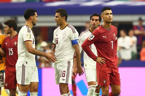 World Cup 2026 là kỳ World Cup cuối cùng của Cristiano Ronaldo (phải)