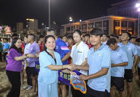 Bà Nguyễn Thanh Hà, Phó Tổng thư ký VFF kiêm Trưởng Ban Tổ chức giải trao cờ lưu niệm cho các đội