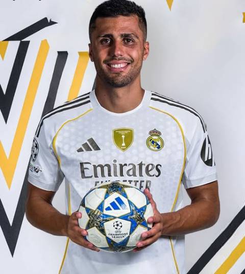 Rodri đang được Real Madrid theo đuổi