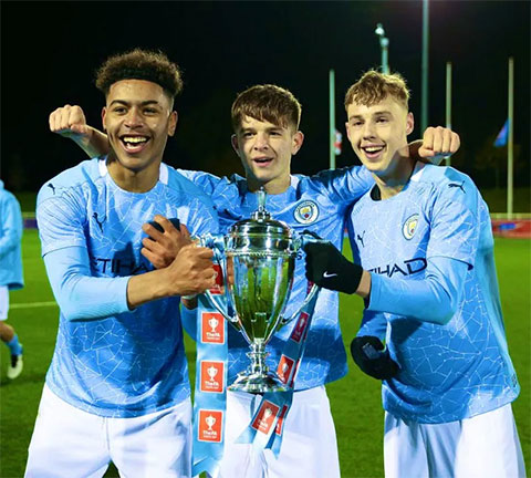 Palmer, Rogers từng cùng khoác áo đội trẻ Man City vô địch FA Youth Cup năm 2020