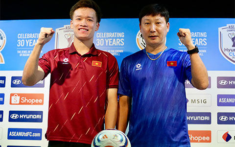 HLV Kim và Hoàng Đức thể hiện quyết tâm bảo vệ chức vô địch AFF Cup 2026 - Ảnh: Anh Khoa 
