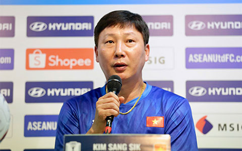 HLV Kim Sang Sik cho biết việc tham dự AFF Cup 2026 với tư các ĐKVĐ là áp lực không nhỏ dành cho ĐT Việt Nam - Ảnh: Anh Khoa 