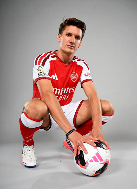 Christos Tzolis chính thức khoác áo Arsenal - Ảnh: The Sun