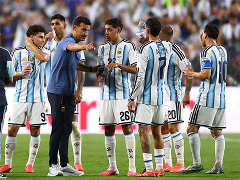HLV Scaloni thừa nhận tái thiết Argentina thời hậu Messi nằm ngoài khả năng của ông
