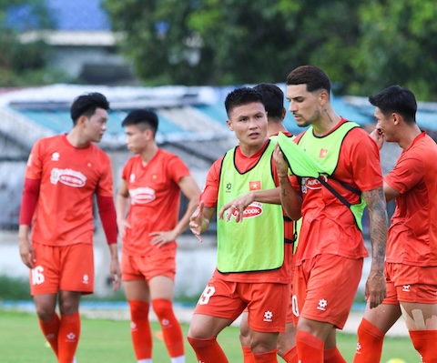 Quang Hải thảo luận chiến thuật với đồng đội. Ảnh: Anh Khoa 