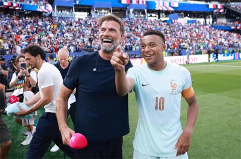 Jurgen Klopp chụp cùng Kylian Mbappe tại World Cup 2026