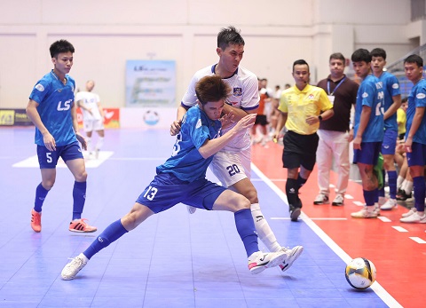 Thái Sơn Bắc (xanh) và Thái Sơn Nam đang đua vô địch. Ảnh: Minh Tuấn 