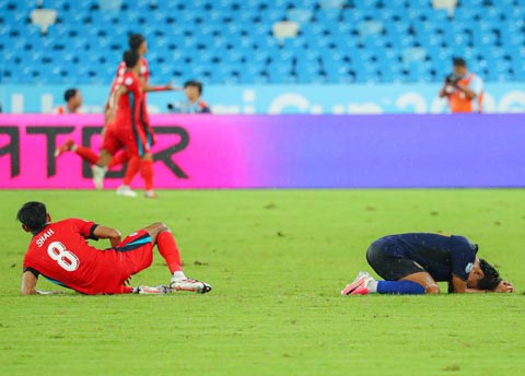 VAR gây tranh cãi trận Campuchia vs Singapore. Ảnh - FFC