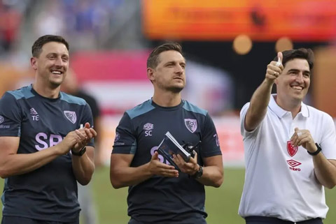 Tommy Elphick (trái) và Shaun Cooper (giữa)