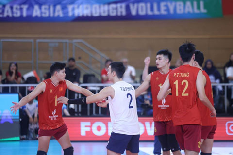 HLV Federico Rampazzo cùng các học trò lần đầu tiên bước lên ngôi vô địch SEA V.Cup
