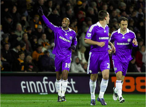 Anelka từng là Vua phá lưới Ngoại hạng Anh khi khoác áo Chelsea